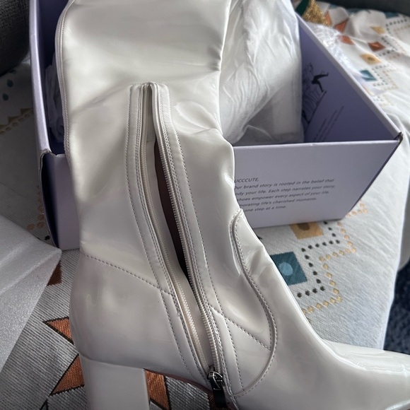 Mucccute White Thigh High Boots with Zipper - Picture 3 of 8